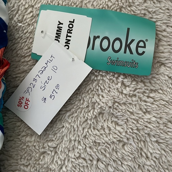 NWT TANKINI TOP WITH BUILT IN BRA - Picture 2 of 5